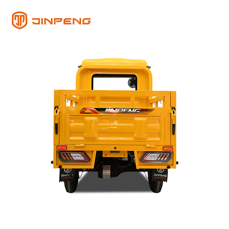 Электрический грузовой трицикл с закрытой кабиной водителя E-TJ150